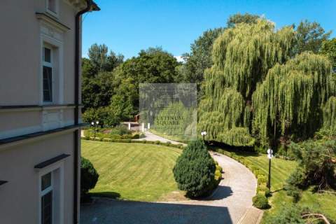 Zabytkowy pałac na sprzedaż 25 ha, prywatny park okolice W