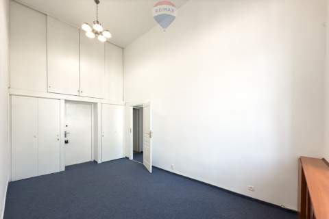 Lokal 82m2, z dużym tarasem w kamienicy, ul.Foksal