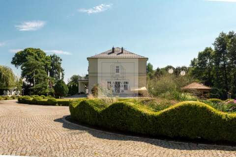 Zabytkowy pałac na sprzedaż 25 ha, prywatny park okolice W