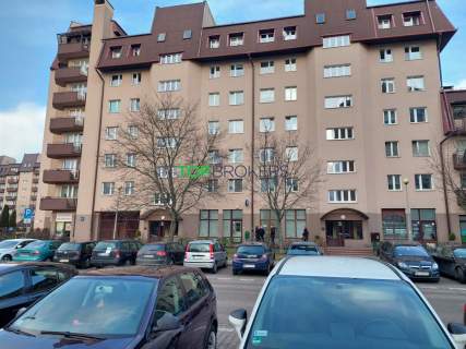 Sklep z witryną w ciągu handlowym, odrębna wł.