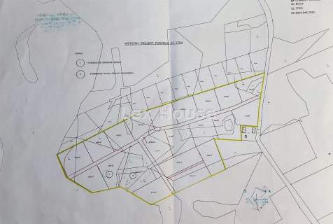 Działka nad jeziorem.