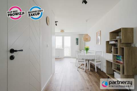 Jak nowe Wysoki standard duży balkon widok