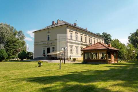Zabytkowy pałac na sprzedaż 25 ha, prywatny park okolice W