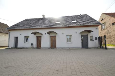 Dom podzielony na cztery mieszkania.