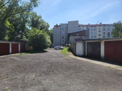 Garaż w ścisłym centrum koło skweru Desseau
