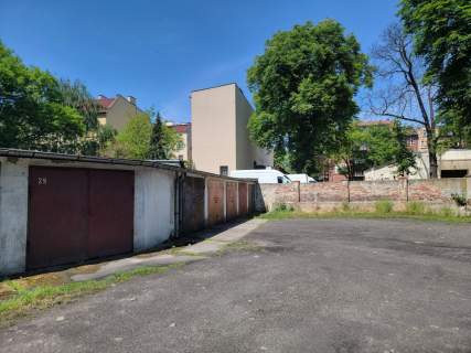Garaż w ścisłym centrum koło skweru Desseau