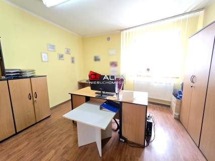 Budynek 2 piętrowy na 400 m działce.