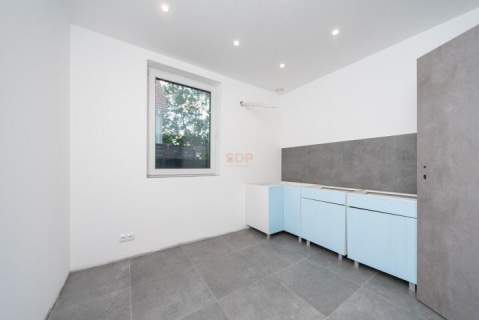Budynek wolnostojący na działce 2000 m2