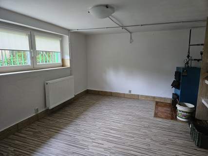 Działka z podpiwniczonym domkiem i dużym tarasem na ROD