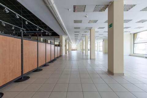 Całe piętro - dom handlowy - widok na płytę rynku