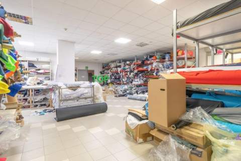 Przestronny lokal, duże witryny, klima, parking