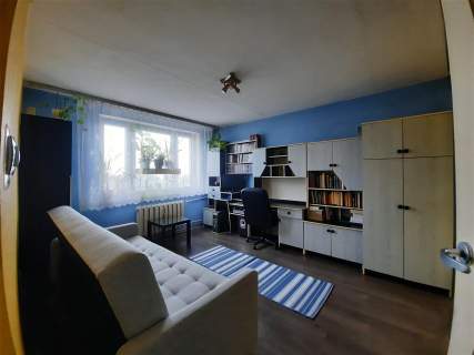 Trzy Pokoje, Garderoba 77m2, Piwnic 8m2