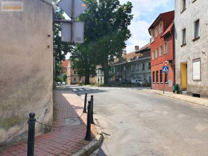 Dom z ogródkiem, Kamienica w centrum Bierutowa