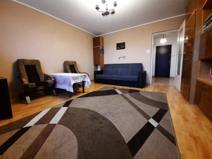 Trzy Pokoje, Garderoba 77m2, Piwnic 8m2