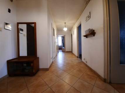 Trzy Pokoje, Garderoba 77m2, Piwnic 8m2