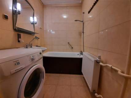 Trzy Pokoje, Garderoba 77m2, Piwnic 8m2