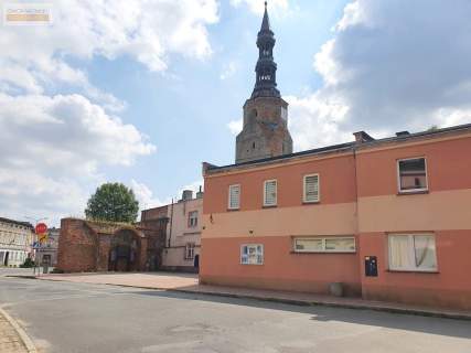 Dom z ogródkiem, Kamienica w centrum Bierutowa
