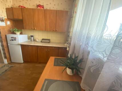 3 pokoje, 62.50m2, balkon, winda, do remontu, Os.Dobrzec