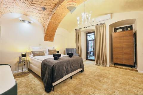 Zabytkowa Kamienica z 5 Luksusowymi Apartamentami