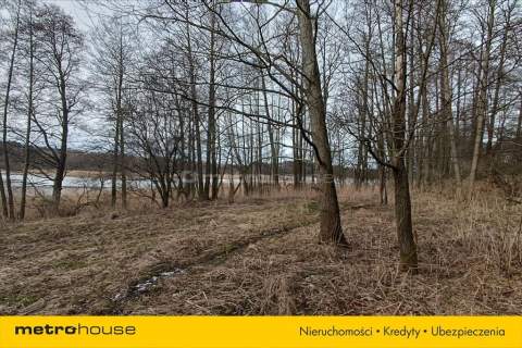 Działka nad jeziorem Umląg z linią brzegową.