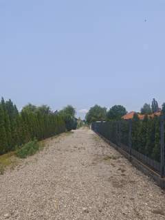Duża działka z WZ w ładnej okolicy.