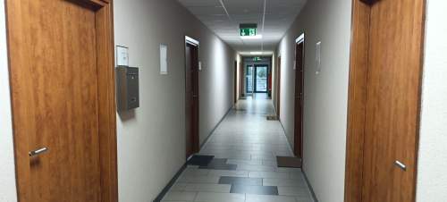 Parter, obok parkingu. WYPOSAŻONE. Media w cenie 