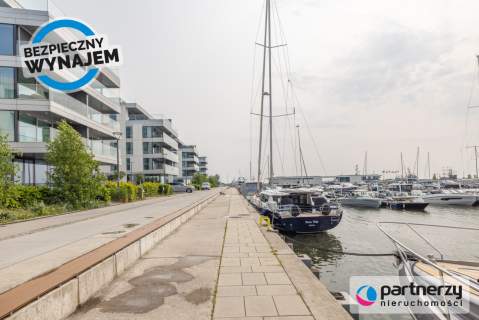 Lokal z widokiem na zatokę,przy deptaku Yacht Park