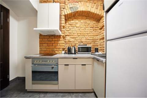 Zabytkowa Kamienica z 5 Luksusowymi Apartamentami