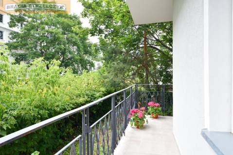 Parter. Duży balkon. Narożne. Przy Łazienkach