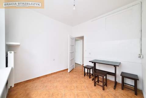 Parter. Duży balkon. Narożne. Przy Łazienkach