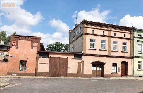Dom z ogródkiem, Kamienica w centrum Bierutowa
