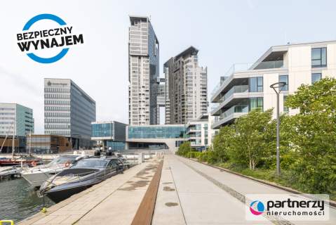 Lokal z widokiem na zatokę,przy deptaku Yacht Park