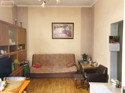 Dom z ogródkiem, Kamienica w centrum Bierutowa