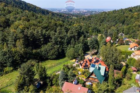 Góralski Dom Wakacyjny z Bali u Podnóża Beskidów