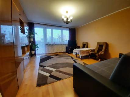Trzy Pokoje, Garderoba 77m2, Piwnic 8m2