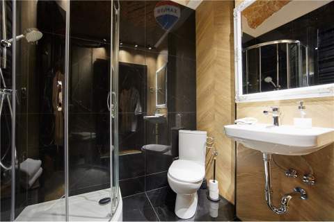Zabytkowa Kamienica z 5 Luksusowymi Apartamentami