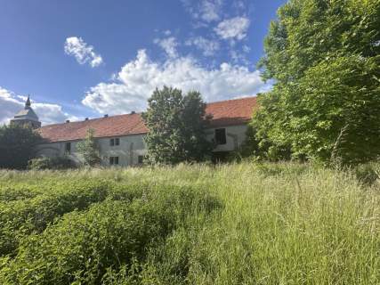 Działka zabudowana budynkiem gospodarczym