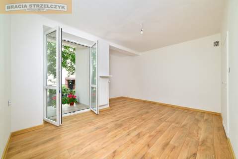 Parter. Duży balkon. Narożne. Przy Łazienkach