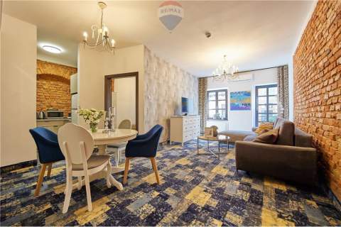 Zabytkowa Kamienica z 5 Luksusowymi Apartamentami