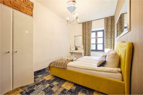 Zabytkowa Kamienica z 5 Luksusowymi Apartamentami