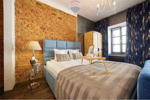 Zabytkowa Kamienica z 5 Luksusowymi Apartamentami