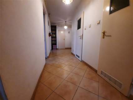 Trzy Pokoje, Garderoba 77m2, Piwnic 8m2