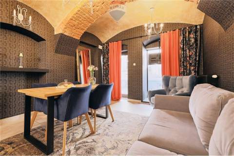 Zabytkowa Kamienica z 5 Luksusowymi Apartamentami