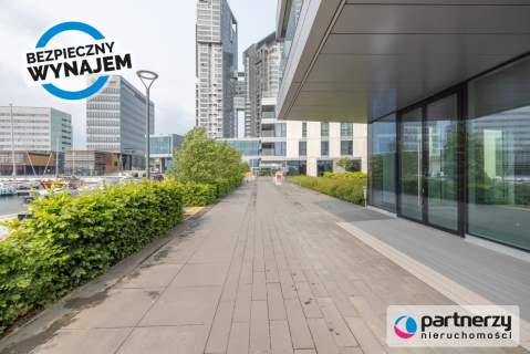 Lokal z widokiem na zatokę,przy deptaku Yacht Park