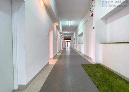 duży parking blisko centrum możliwość magazynu