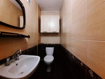 Trzy Pokoje, Garderoba 77m2, Piwnic 8m2