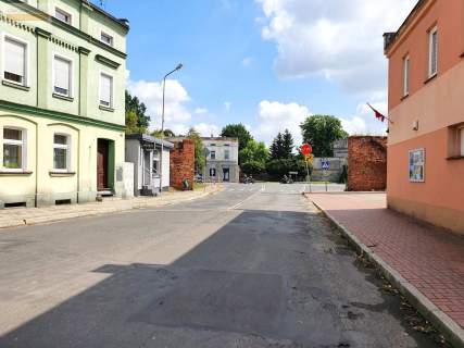 Dom z ogródkiem, Kamienica w centrum Bierutowa