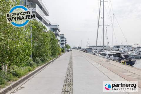 Lokal z widokiem na zatokę,przy deptaku Yacht Park