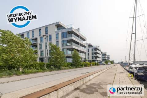Lokal z widokiem na zatokę,przy deptaku Yacht Park