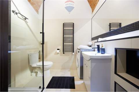 Zabytkowa Kamienica z 5 Luksusowymi Apartamentami